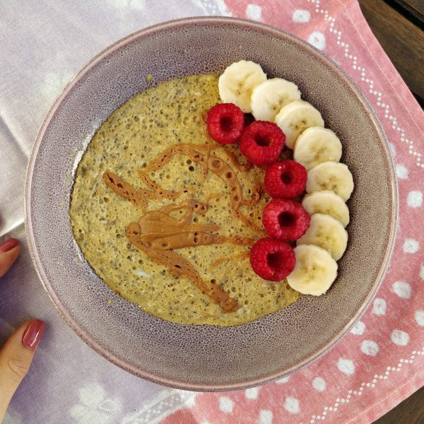 Bolo de amendoim na tigela