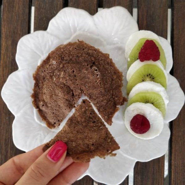 Bolo na tigela de alfarroba