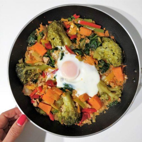 Ovo escalfado com atum e legumes