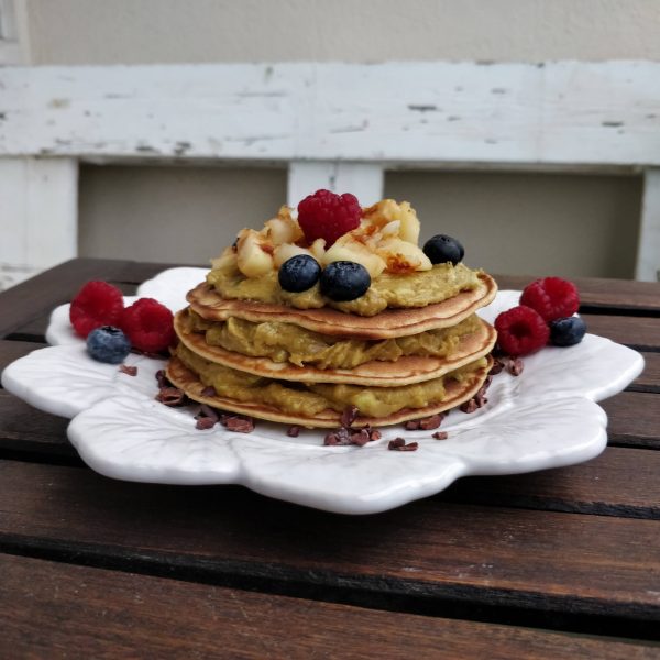 Panquecas recheadas com creme de abacate e amendoim