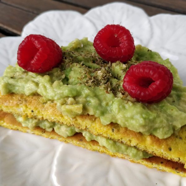 Pão na frigideira com recheio de abacate